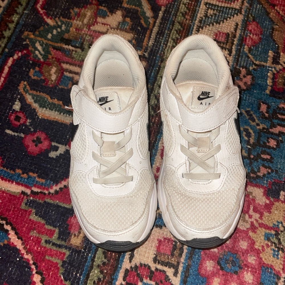 Nike sneakers activewear shoes white/black Boys youth size 1